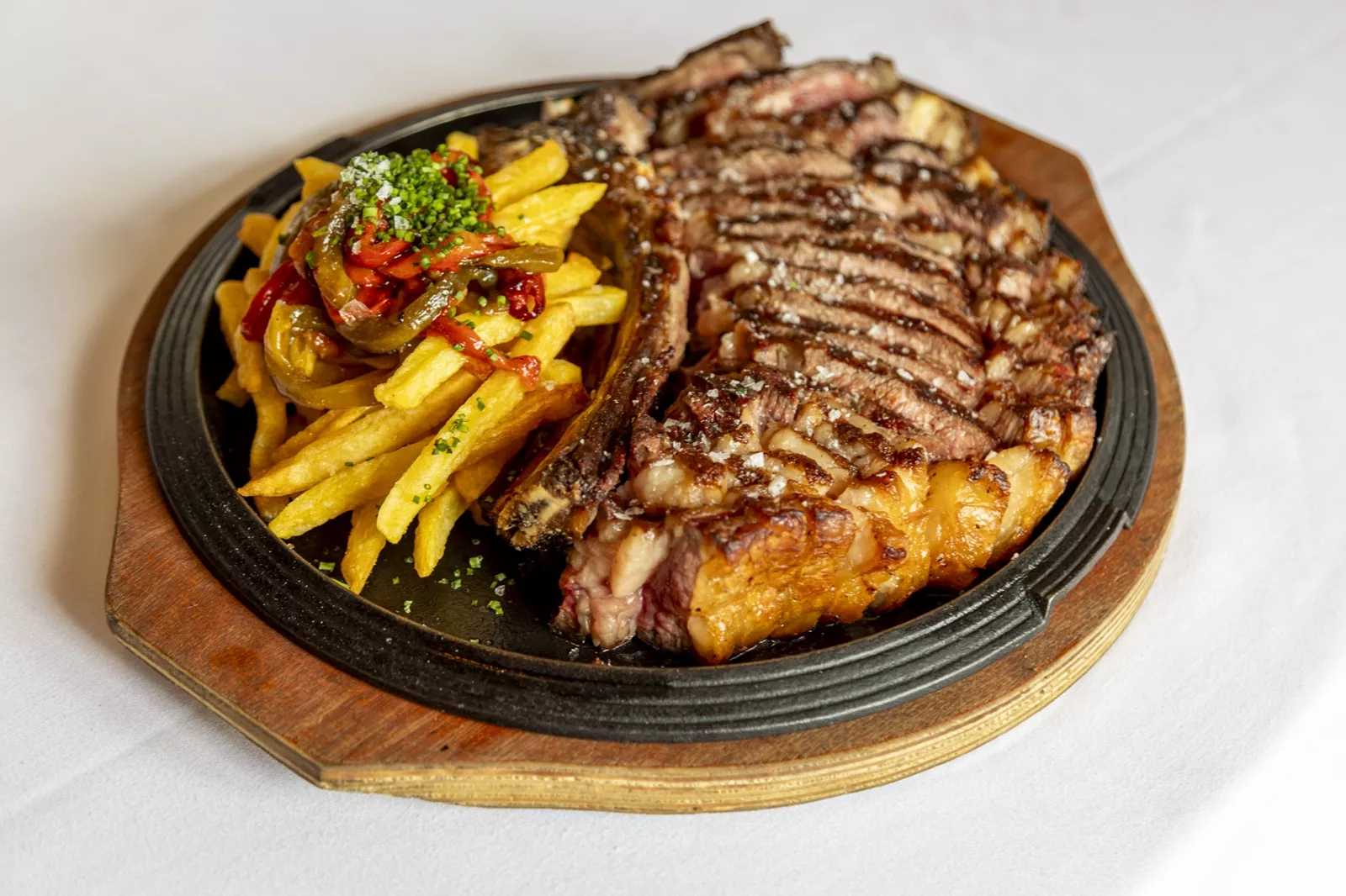 Carne con patatas fritas y pimientos