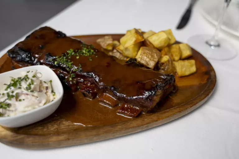 Costillas con patatas y ensalada de col